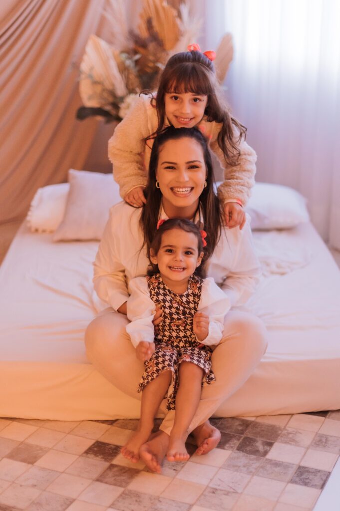 Camila Bamberg com as filhas Milena e Manuela
